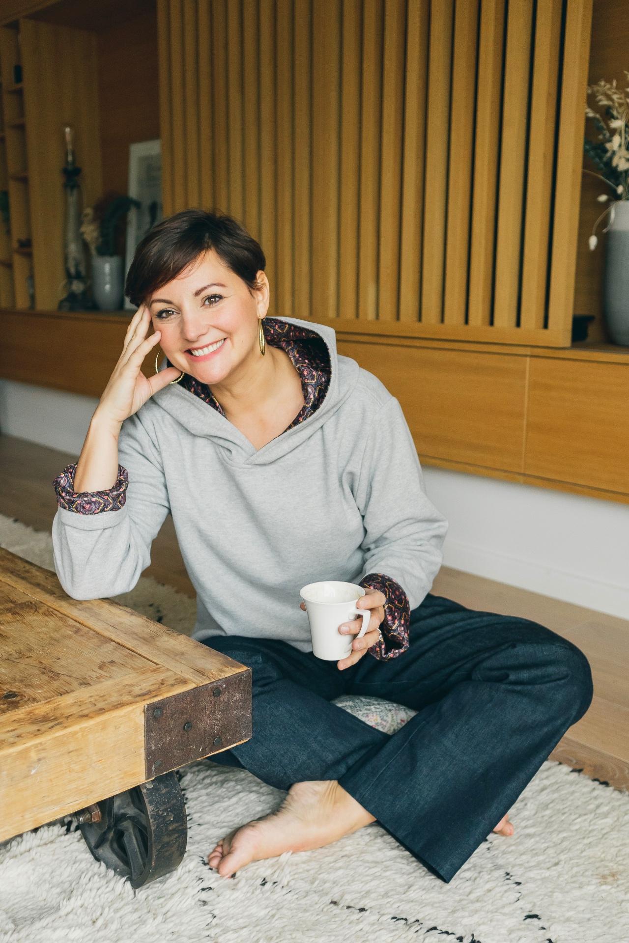Émilie Driout, un mug à la main, dans un moment de calme